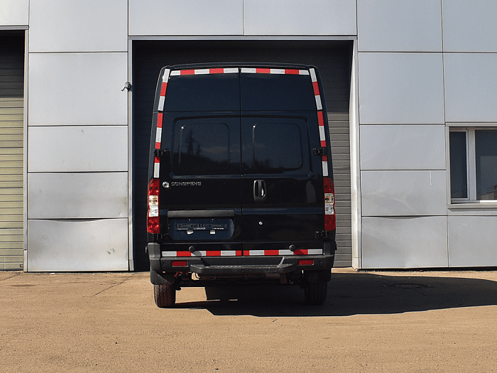 Цельнометаллический фургон черный DongFeng